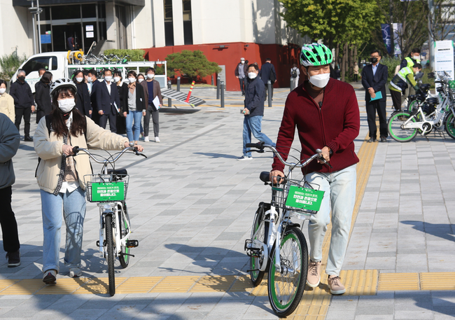 오 시장은 이날 따릉이 이용자들을 만나 개선 방향에 대해 논의하고 시민들의 의견을 청취했다.