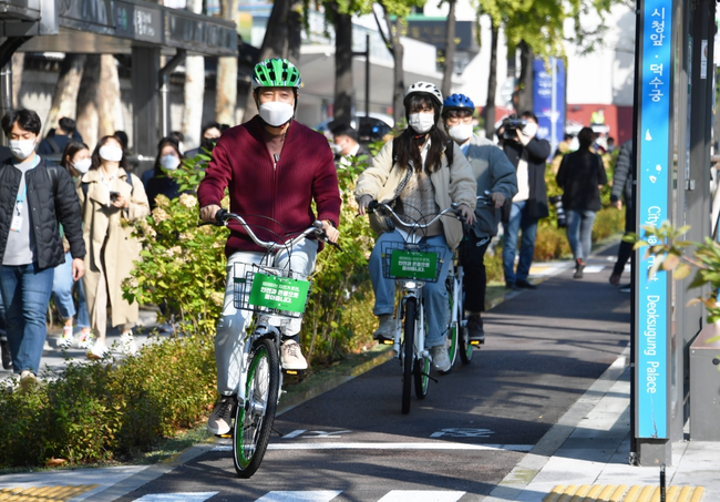 오세훈 서울시장이 22일 서울시 중구 도시건축전시관 앞 따릉이 대여소에서 자전거를 빌려 타고 있다.