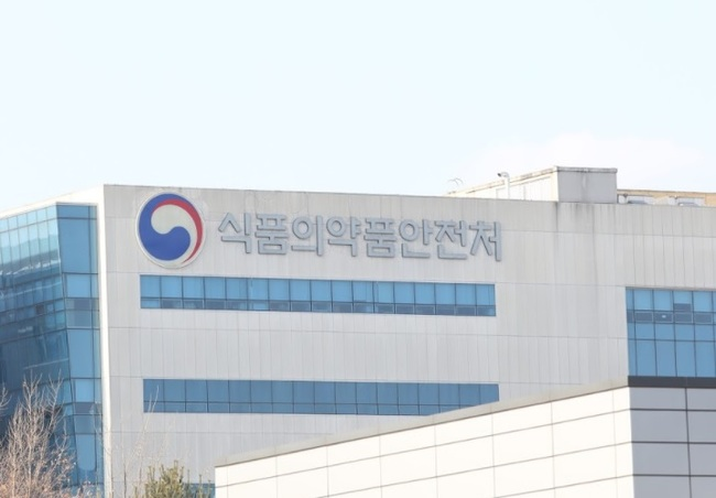 식품의약품안전처는 `식품 유형 · 원료별 위해요소 분석 정보집`을 28일 발간 · 배포한다고 밝혔다.