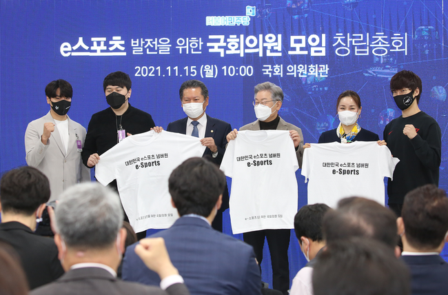 15일 `e스포츠 발전을 위한 국회의원 모임 창립총회`에 참석한 이재명 더불어민주당 대선 후보가 e스포츠 관계들과 기념촬영을 하고 있다.