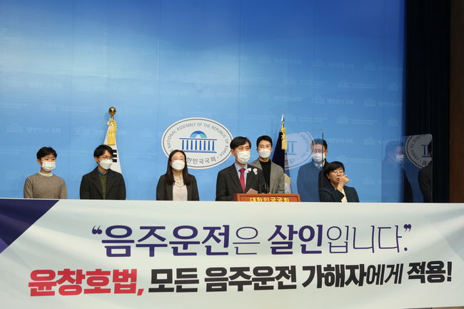 이날 기자회견에는 윤창호법 미적용 피해자 안선희의 여동생 안승희씨, 故 윤창호 친구인 이영광씨 등이 함께 윤창호법 보완을 촉구했다.