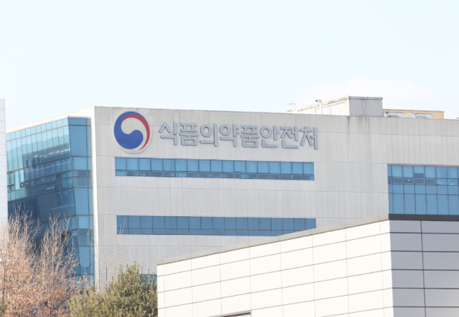 식품의약품안전처는 10일 국가출하승인을 받지 않고 의약품을 판매한 휴젤주식회사와 파마리서치바이오의 6개 품목에 대해 품목허가 취소 및 회수 · 폐기 절차에 착수했다.