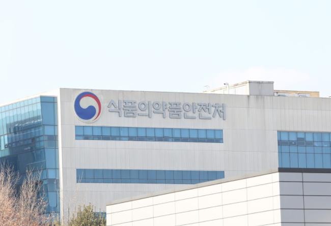 식품의약품안전처는 코로나19 치료제 `베클루리주`의 투약 범위를 `성인 및 12세 이상이고 40kg 이상인 소아의 보조산소 치료가 필요한 중증 또는 폐렴이 있는 입원 환자`로 7일 변경허가했다고 밝혔다.