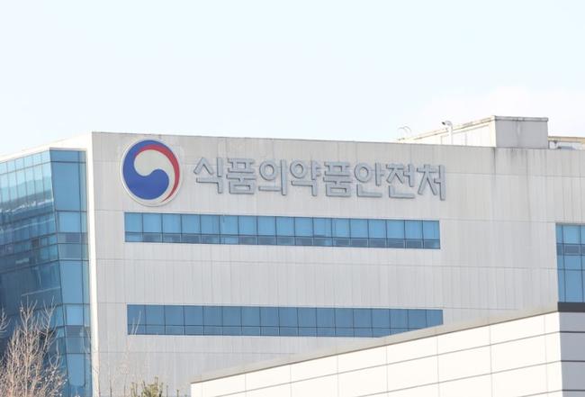 식품의약품안전처는 18일부터 일주일간 코로나19 자가검사키트의 유통업체 44개소와 약국 · 편의점 약 7500개소를 방문해 유통개선조치 이행 상황을 점검한다.