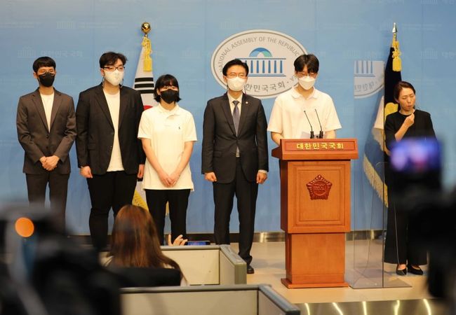 시대전환 조정훈 의원은 7월 20일 오전 10시40분 국회 소통관에서 청년 Ad Fontes팀과 선거방송토론제도를 개선하는 `정책선거 촉진법` 발의 기자회견을 열었다.