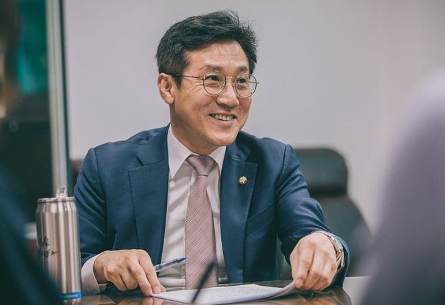 더불어민주당 신영대 국회의원(전북 군산)이 유류세 탄력세율을 현행 30%에서 50%까지 확대할 수 있는 `교통 · 에너지 · 환경세법 일부개정법률안`을 18일 대표 발의했다.