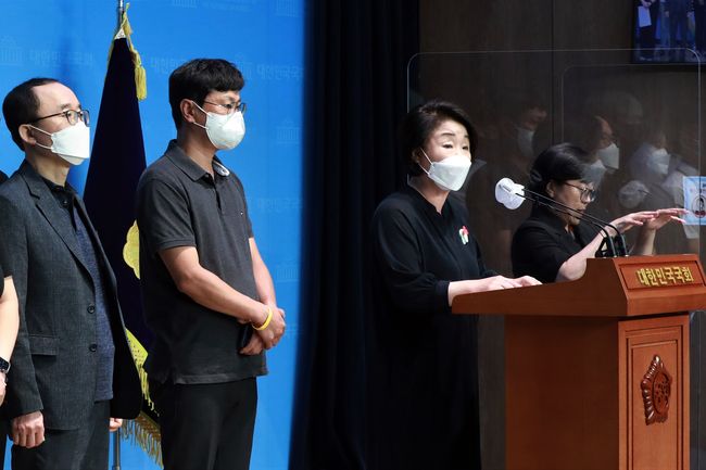 심상정 정의당 의원은 16일 서울 여의도 국회 소통관에서 기자회견을 열고 `반지하 주거 대책 및 주거기본법 개정`을 촉구했다.