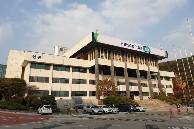 경기도가 광교 신청사 이전으로 위축된 수원시 팔달구 옛 경기도청사 주변 상권 활성화를 위해 영화 · 드라마 촬영지 유치에 나선다.