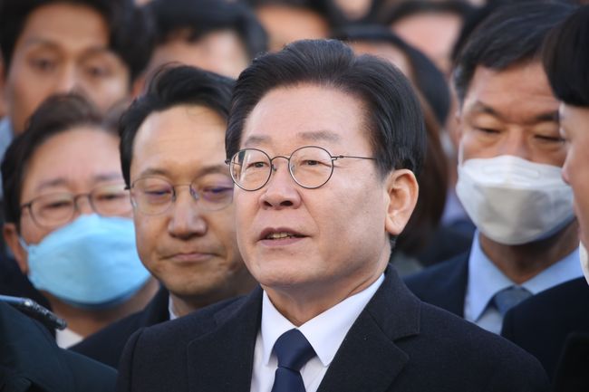 `성남FC 후원금 의혹` 사건과 관련해 더불어민주당 이재명 대표가 10일 오전 경기도 성남시 수원지방검찰청 성남지청에 피의자 신분으로 조사를 받기 위해 출석하고 있다.