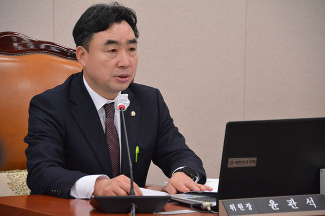 윤관석 위원장(인천 남동을, 더불어민주당)이 24일 `미래자동차산업 전환촉진 및 육성에 관한 특별법안` 등 4건의 제정법률안에 대한 공청회를 개최했다.(사진=윤관석 의원실 제공)