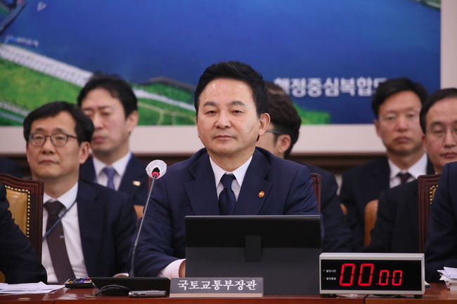 원희룡 국토교통부 장관이 국회에서 열린 국토교통위원회 전체회의에 참석해 의원들의 질의에 답변하고 있다.