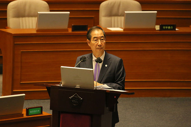 5일 오후 국회에서 열린 교육 · 사회 · 문화 분야 대정부질문에서 한덕수 국무총리가 의원들의 질의에 답변하고 있다.