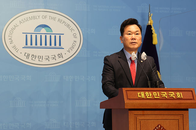 7일 오전 국회 소통관에서 열린 `축구협회 비위 행위자 기습 사면 규탄 기자회견`에서 김승수 의원이 발언하고 있다.