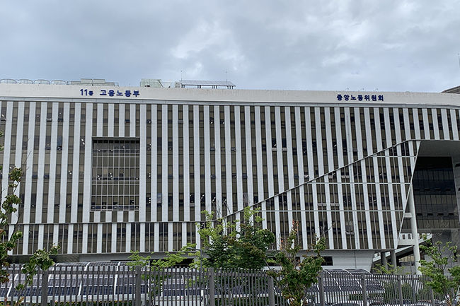 고용노동부와 한국산업안전보건공단은 4월 3일부터 스마트 안전장비 도입을 희망하는 중소사업장을 대상으로 재정지원 신청을 받는다.