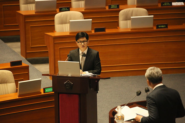 3일 오후 국회에서 열린 `대정부 질문 -정치 · 외교 · 통일 · 안보 분야`에서 한동훈 법무부 장관이 의원들의 질의에 답변하고 있다.
