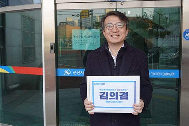 김의겸 의원(더불어민주당, 비례대표)이 12일 제22대 국회의원선거 더불어민주당 예비후보(전북 군산시)로 등록하고 본격적인 총선 행보에 나섰다.