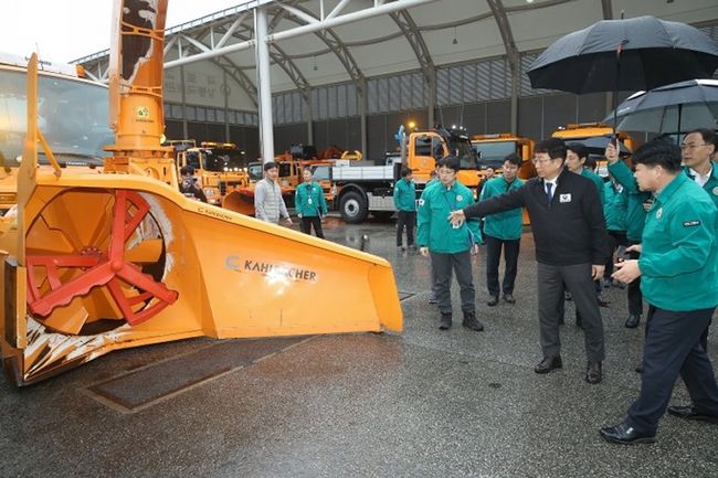 박상우 국토교통부 장관은 `2024 강원 동계청소년올림픽`의 원활한 대회운영을 지원하기 위해 19일 오후 2시 30분 강릉국토관리사무소를 방문, 도로제설 추진상황을 점검하고 업무 관계자들을 격려했다.