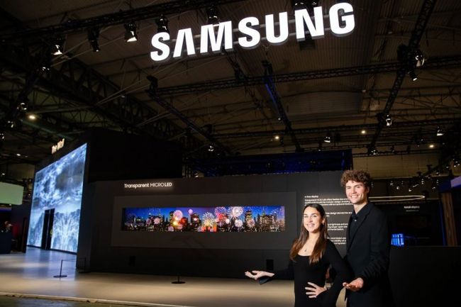 삼성전자가 1월30일부터 2월2일(현지시간)까지 스페인 바르셀로나에서 개최되는 유럽 최대 디스플레이 전시회 `ISE 2024`에 참가해 비즈니스 환경에서도 초연결 경험이 가능한 다양한 상업용 디스플레이 신제품을 소개한다. 삼성전자 모델이 투명 마이크로 LED를 소개하는 모습 .