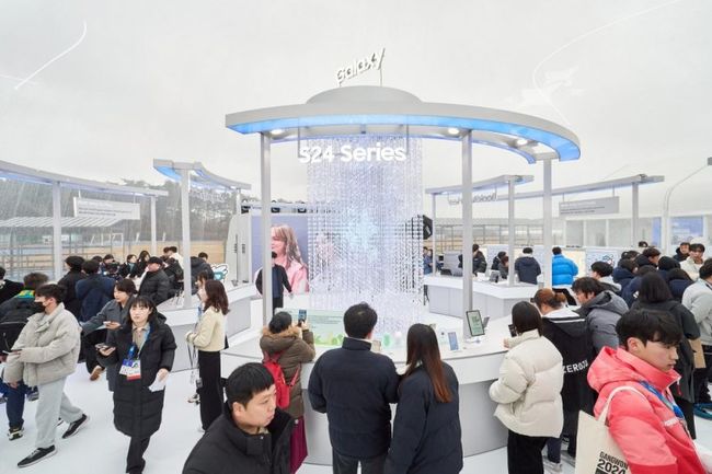 지난 20일, `삼성 올림픽 갤럭시 체험관`에서 방문객들이 갤럭시 S24 시리즈를 체험하는 모습.