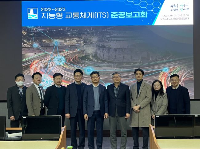 준공 보고회 참석자들이 함께하고 있다.