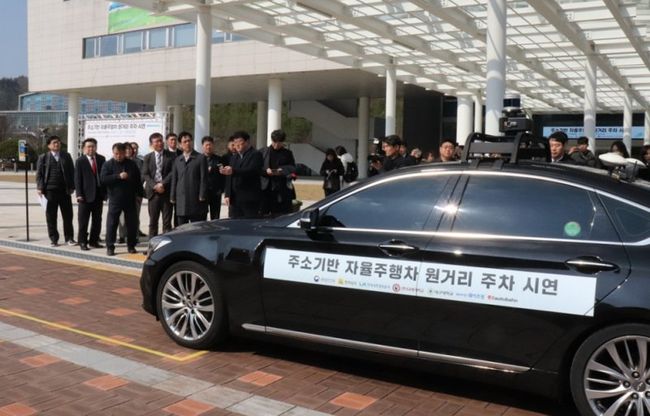 김민재 행정안전부 차관보가 26일 오후 전남 무안군 전남도청 주차장에서 `주소기반 자율주행차 원거리 주차 실증 시연회`에 참석해 한국교통대학교 산학협력단 관계자로 부터 설명을 듣고 있다.