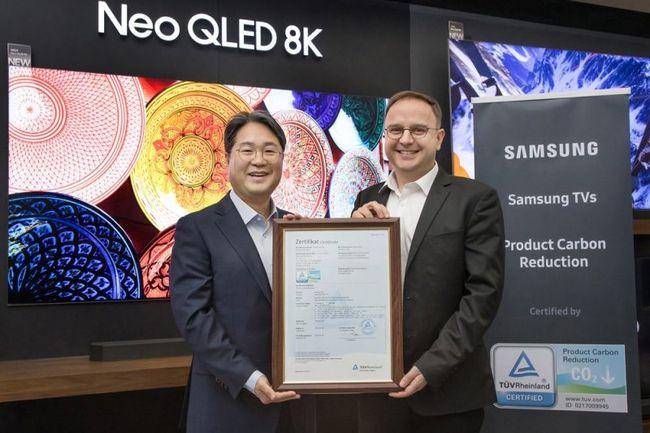 삼성전자 영상디스플레이사업부 김용재 부사장(왼쪽)과 `TUV 라인란드` 프랭크 홀즈만(Frank Holzmann) 전기전자부문 글로벌 부사장(오른쪽)이 `탄소 저감` 인증 수여식에서 기념 촬영을 하고 있다.