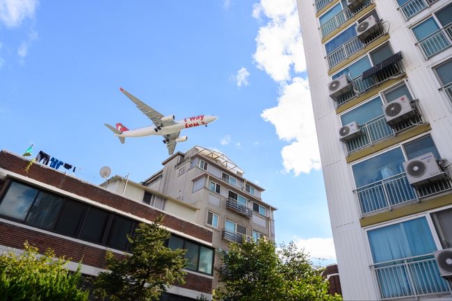 양천구 김포공항 소음대책지역인 신월동에서 낮게 비행중인 항공기 모습