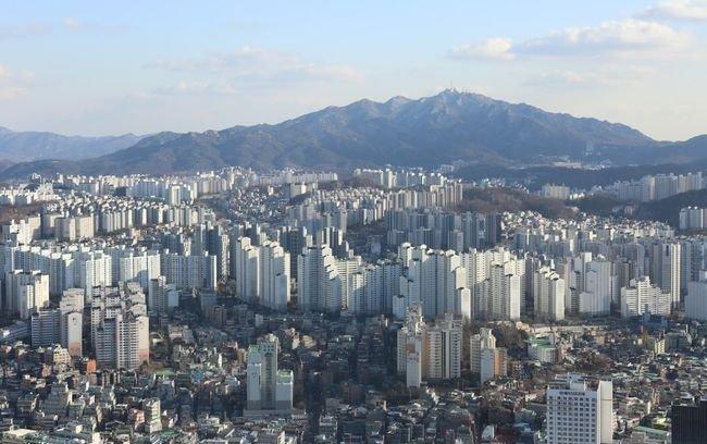 국토교통부는 집 값 띄우기 용도의 허위 거래신고 등 부동산 시장 교란행위 방지를 위한 등기정보 공개 및 거래과정 모니터링 결과, 거래신고 후 미등기 아파트가 전년 동기대비 66.9% 감소했다고 밝혔다.