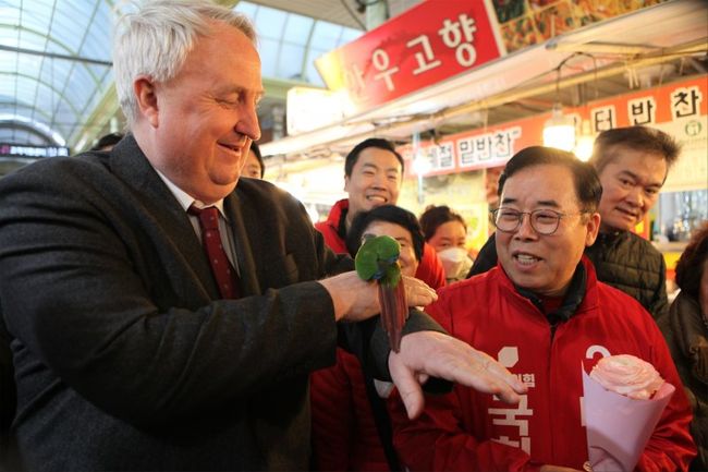 박성중 국민의힘 경기 부천(을) 후보는 19일, 부천시 `중동사랑시장`에서 인요한 전 국민의힘 혁신위원장과 함께 합동 유세에 나서며 민심 소통에 주력했다.