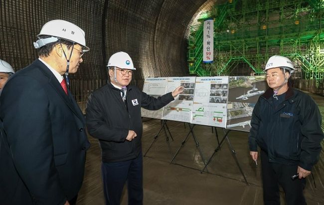 백원국 국토교통부 제2차관은 2월 29일 오후 2시부터 신안산선 복선전철 공사현장 점검에 나섰다.