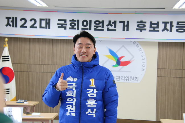 강훈식 의원이 21일 제22대 국회의원 선거에 후보로 등록을 마치고 첫 일정으로 현충사를 참배했다.