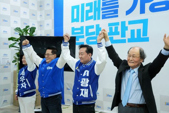 박지원 전 국정원장(더불어민주당 전남 해남군 · 완도군 · 진도군 국회의원 후보)가 17일 이광재 더불어민주당 분당갑 후보 캠프에서 `이광재를 존경하고 사랑한다`며 ``노무현의 사나이` 이광재가 당선되면 새로운 시대가 온다`고 말했다.