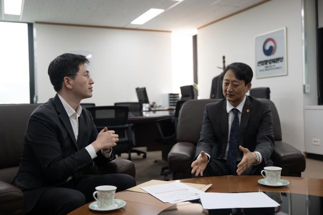 이원모 용인갑 국회의원 후보는 지난 3월 15일, 산업통상자원부 서울청사 광화문 본관에서 안덕근 산업통상자원부 장관을 면담했다고 밝혔다.