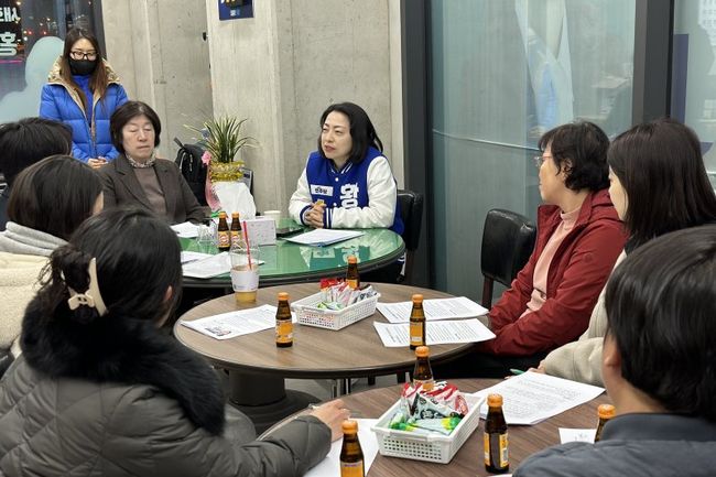 더불어민주당 대전 유성구을 황정아 국회의원 후보가 22일 `우리동네 맞춤형` 동별 공약을 발표했다. 북대전 일대 악취 문제 해결을 위한 대책도 약속했다.