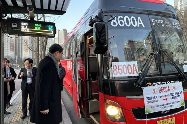 강희업 대도시권광역교통위원회 위원장은 3월 4일 당일 신설된 김포-서울 간 8600A 광역버스에 탑승한 뒤 김포골드라인으로 환승하면서 출근길 교통상황을 직접 확인했다.