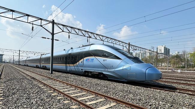 국토교통부과 한국철도공사는 다음달 첫 운행을 앞둔 `KTX-청룡`의 국민 시승행사를 오는 22일부터 25일까지 4일간 하루에 한 번 진행한다고 밝혔다.