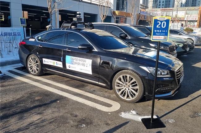 승하차지점에서 대기중인 자율주행차