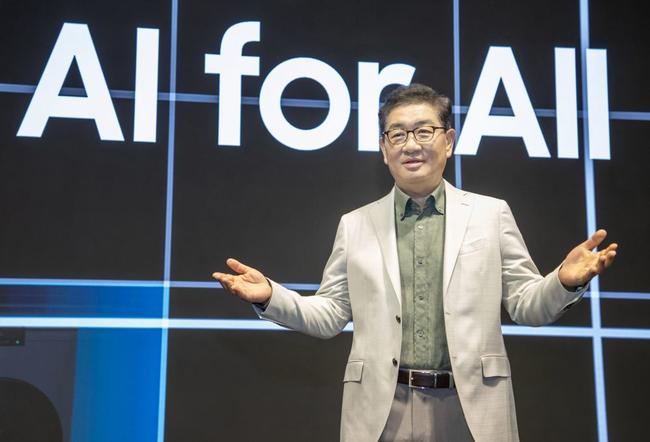 삼성전자 DX부문장 한종희 부회장이 비스포크 AI 미디어데이에서 연설을 하고 있다.