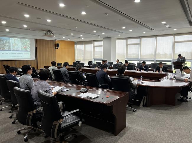 성남시는 최근 `분당신도시 선도지구 민관합동 TF추진단` 첫 회의를 개최하고 국토교통부의 `선도지구 표준평가기준`에 따른 `성남시 선도지구 공모지침`에 관해 논의했다.
