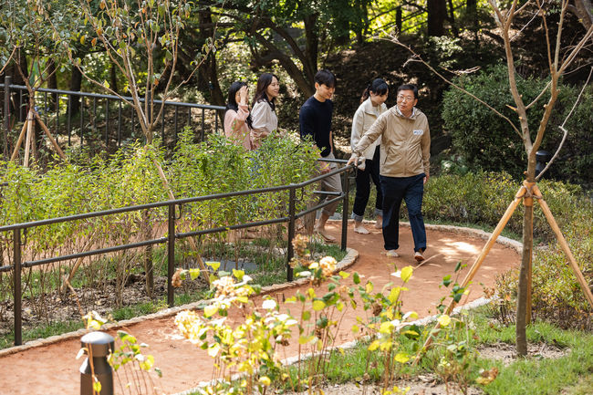 정원맨발길 걷는 김경호 구청장