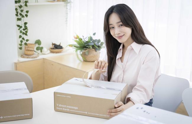 SKT 모델이 T다이렉트샵 신규 캠페인 포장박스를 소개하는 모습.