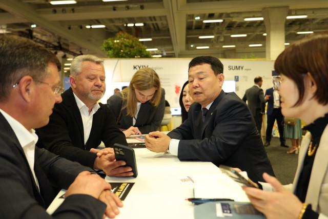 윤석대 한국수자원공사 사장은 6월 11일부터 12일 독일 베를린에서 열린 우크라이나 재건회의 `URC 2024`에서 우크라이나 정부 고위관계자 등과 도시개발 및 물 분야 재건협력 구체화를 위한 밀도 높은 만남을 이어갔다. (사진 오른쪽 두 번째 윤석대 한국수자원공사 사장, 사진 왼쪽 첫 번째부터 이고르 사포즈코 브로바리 시장, 아나톨리 페도룩 부차 시장, 알리나 사라뉴크