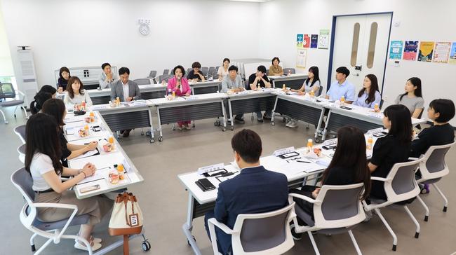 과천시는 지난 13일, 일자리&50플러스센터에서 `과천형 기업인턴 체험사업` 마무리에 앞서 내년도 사업 계획에 반영할 아이디어를 얻고자 사업 참여자, 기업 관계자 등과 간담회를 개최했다.