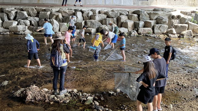 생태탐사를 하고 있는 참가자들