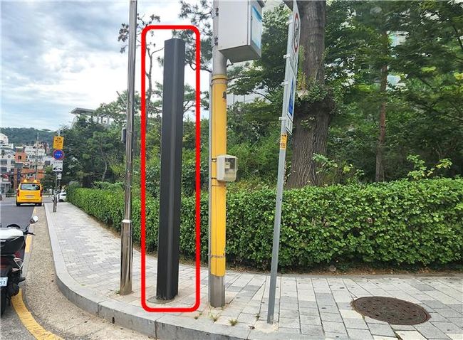 동작구는 악취로 인한 주민 불편을 해소하고 쾌적한 생활환경을 조성하고자 `하수악취 저감사업`을 추진한다. 사진은 동작구 사당동 남성역 인근에 `지주형 흡착분해식 악취저감장치`를 설치한 모습