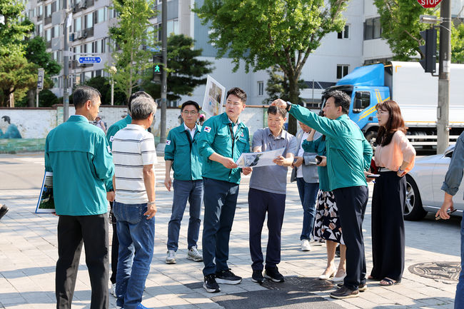 오언석 도봉구청장이 `도봉산 거리가게 환경개선사업` 진행상황 등을 보고받고 있다(2024. 6. 18. 도봉산 거리가게 일대)(사진 가운데 오언석 도봉구청장)