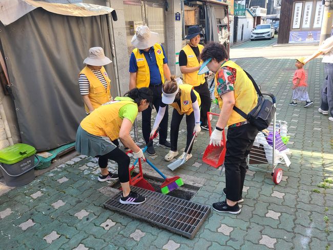 빗물받이 청소를 하고 있는 모습