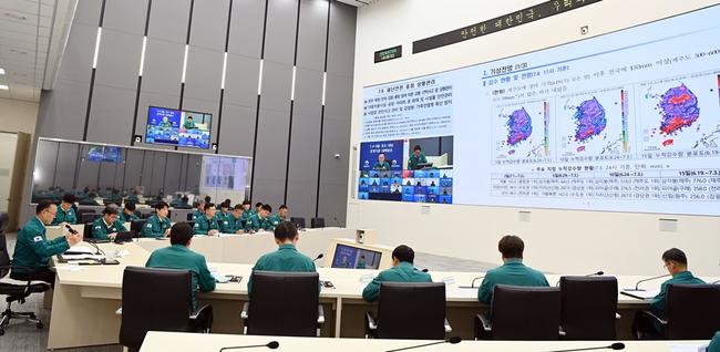 이한경 행정안전부 재난안전관리본부장이 지난 4일 오후 정부세종청사 중앙재난안전상황실에서 7.04 · 5일 호우 대비 관계기관 대책회의를 주재하고 있다.