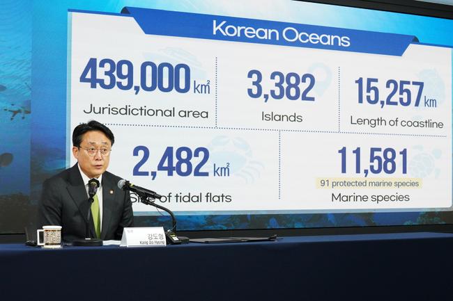 강도형 해양수산부 장관은 7월 2일 한국프레스센터 10층에 있는 코시스 센터(KOCIS Center)에서 해양수산부 해양환경 주요 정책 방향과 추진 전략을 소개하기 위한 상주 외신 대상 정책 설명회를 개최했다.