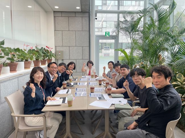 `초거대 AI 모델을 활용한 복지 민원 서비스 개선 사업` 관련 첫 회의를 열고 있다.